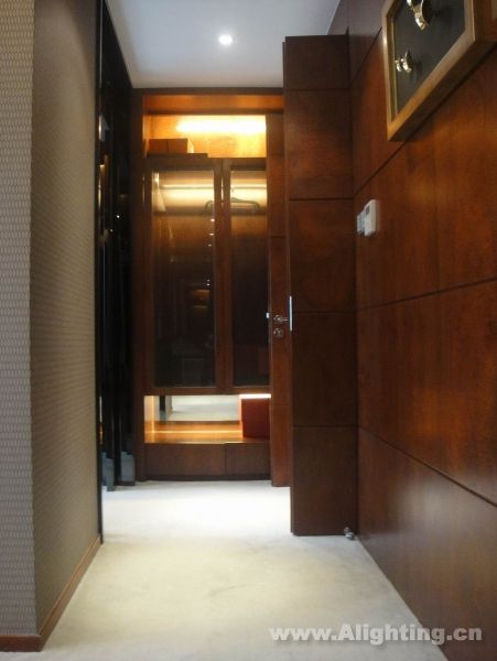 Deep tone interior decoration picture