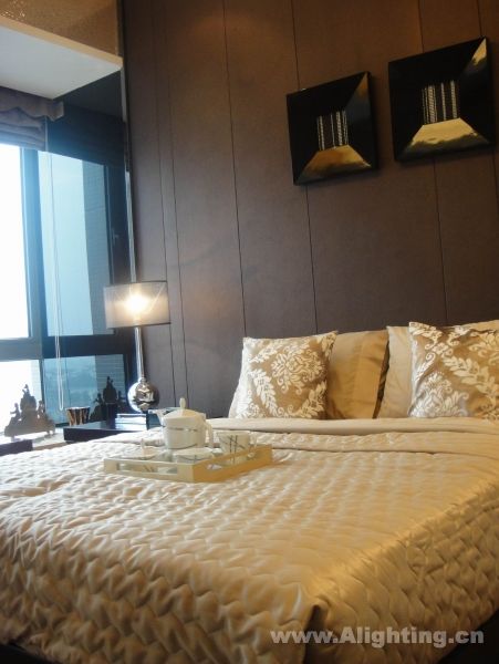 Deep tone interior decoration picture