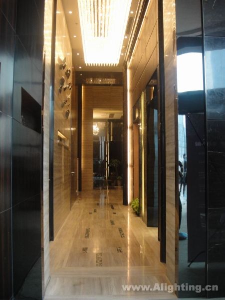 Deep tone interior decoration picture
