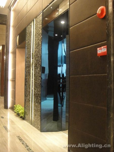 Deep tone interior decoration picture