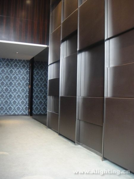 Deep tone interior decoration picture