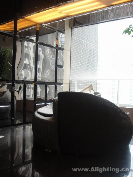 Deep tone interior decoration picture