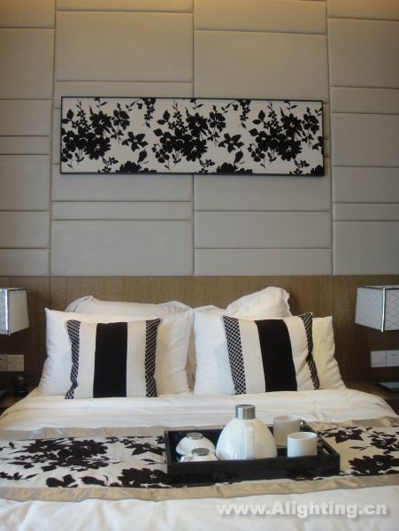 Deep tone interior decoration picture