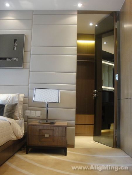 Deep tone interior decoration picture