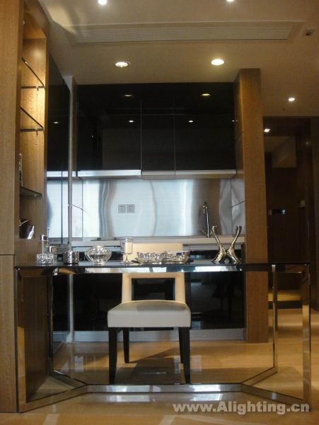 Deep tone interior decoration picture