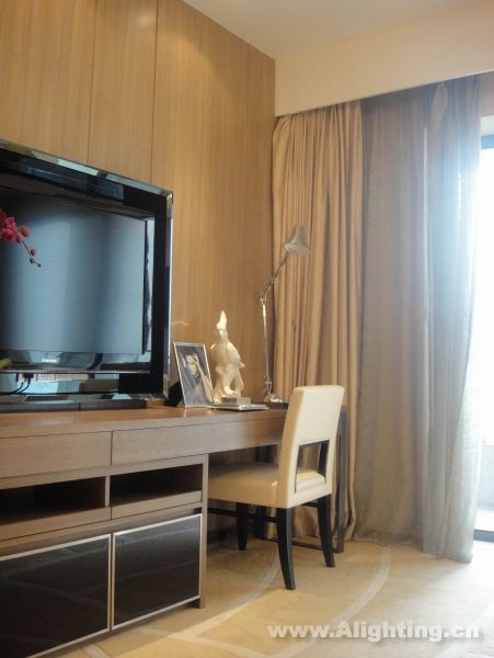 Deep tone interior decoration picture