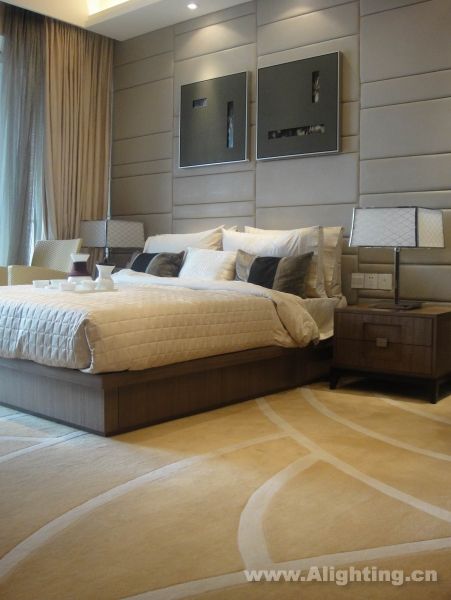 Deep tone interior decoration picture