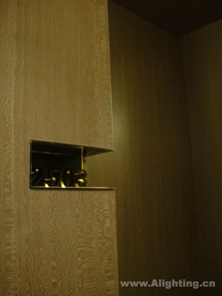 Deep tone interior decoration picture