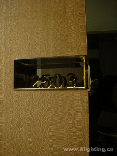 Deep tone interior decoration picture
