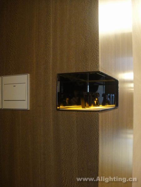 Deep tone interior decoration picture