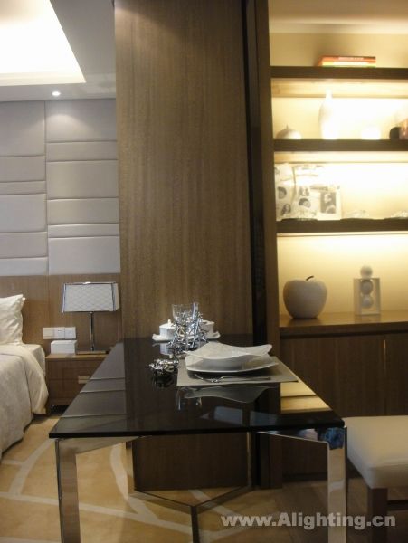Deep tone interior decoration picture