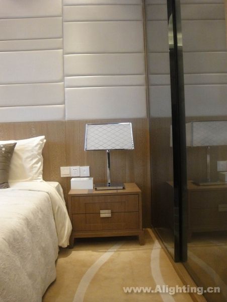 Deep tone interior decoration picture