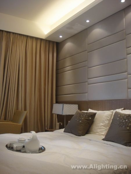 Deep tone interior decoration picture