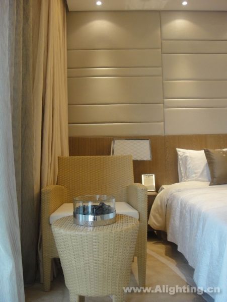 Deep tone interior decoration picture