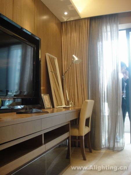 Deep tone interior decoration picture