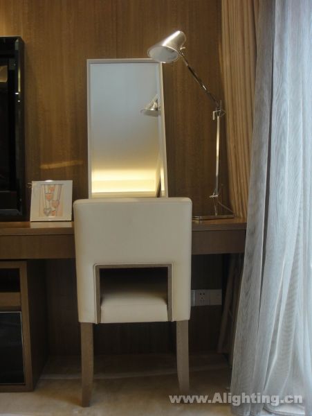 Deep tone interior decoration picture