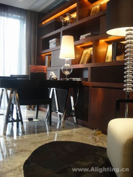 Deep tone interior decoration picture