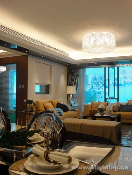 Deep tone interior decoration picture