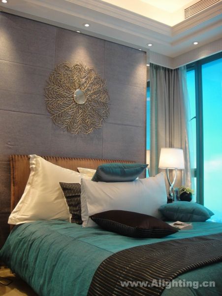 Deep tone interior decoration picture