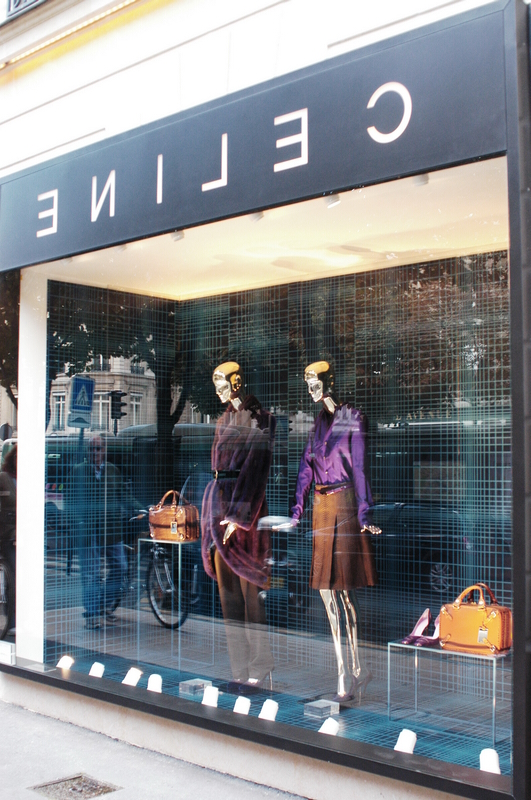 Keywords: pedestrian street in Paris, clothing, shops, cabinet