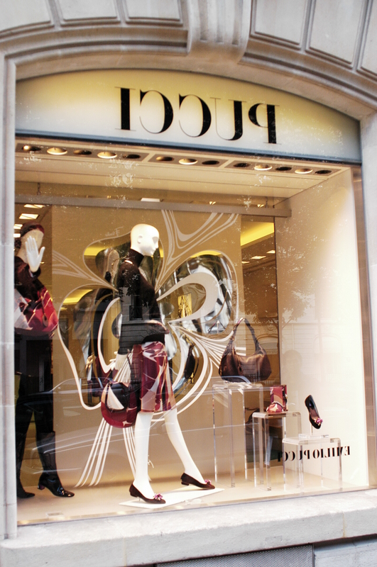 Keywords: pedestrian street in Paris, clothing, shops, cabinet