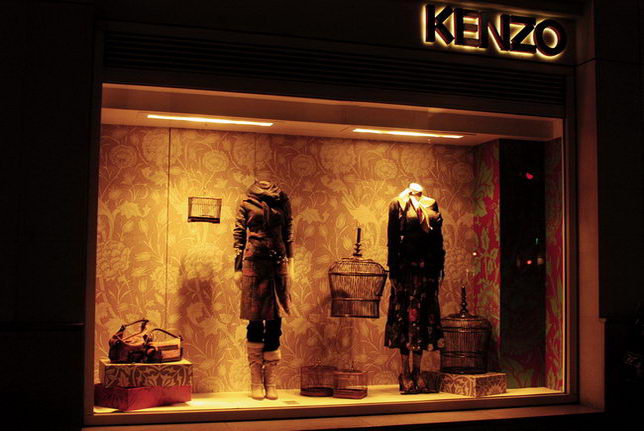 Really making a trip to Paris shop window displays and settings