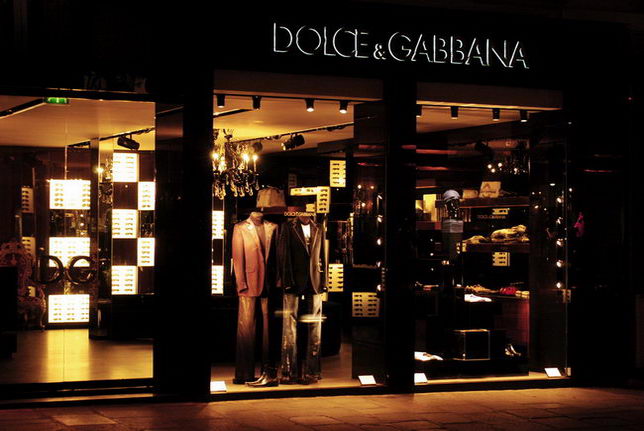 Really making a trip to Paris shop window displays and settings
