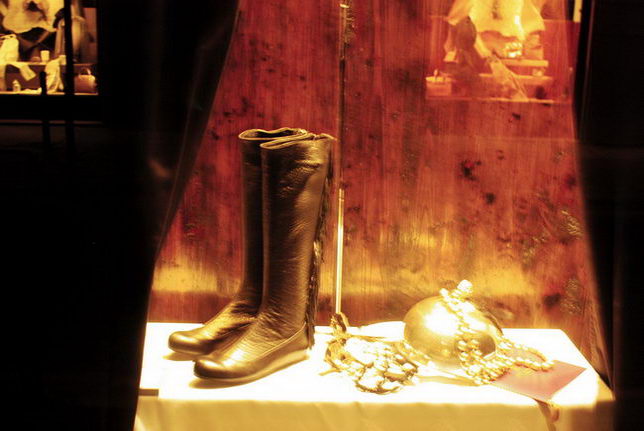 Really making a trip to Paris shop window displays and settings