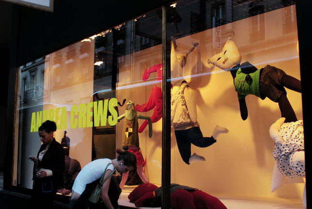 Large shop window displays and Paris