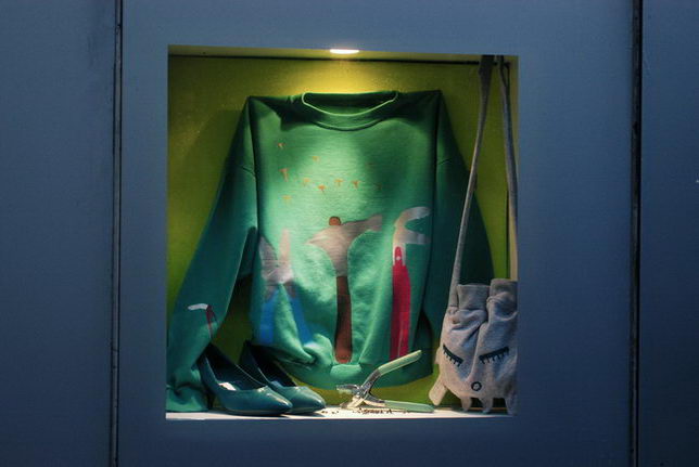 Large shop window displays and Paris