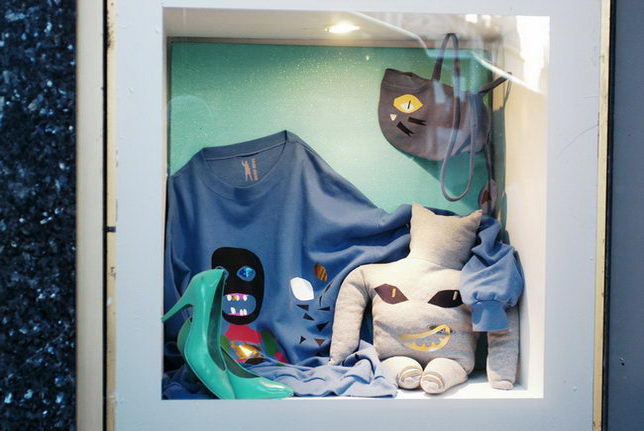 Large shop window displays and Paris