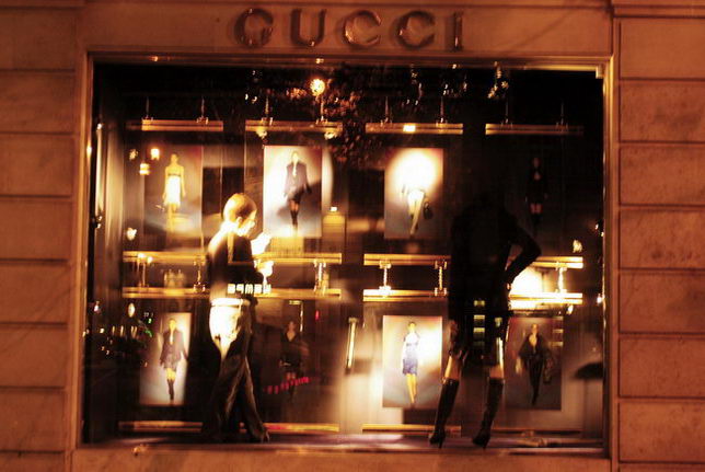Large shop window displays and Paris