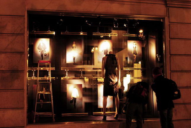 Large shop window displays and Paris