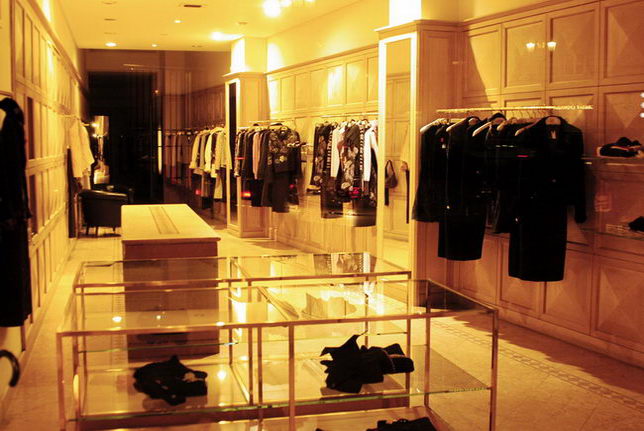 Large shop window displays and Paris