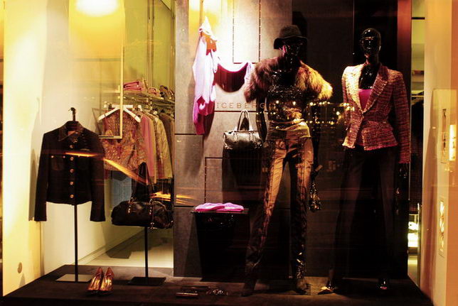Large shop window displays and Paris