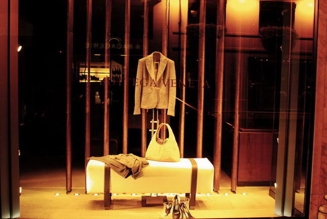 Large shop window displays and Paris