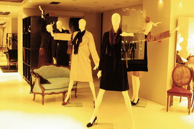 Large shop window displays and Paris