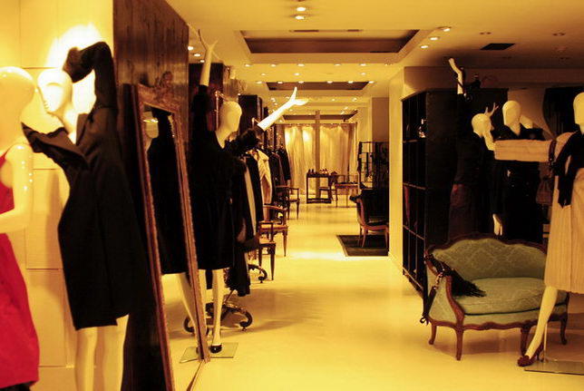 Large shop window displays and Paris