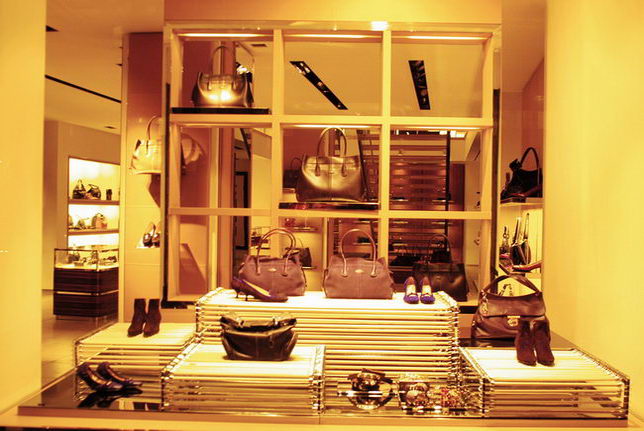 Large shop window displays and Paris
