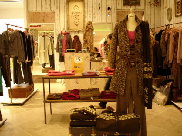Design shoot real appreciation of the shop windows of Paris