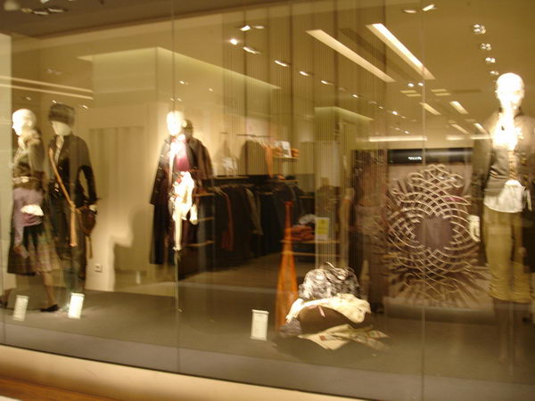 Design shoot real appreciation of the shop windows of Paris