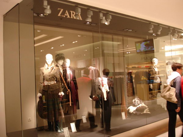 Window to set the streets of Paris