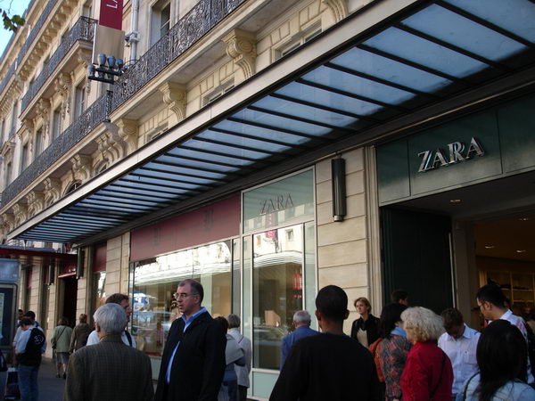 Window to set the streets of Paris