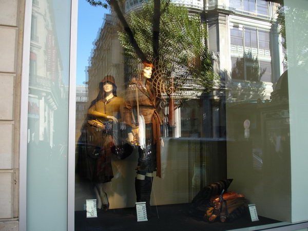 Window to set the streets of Paris