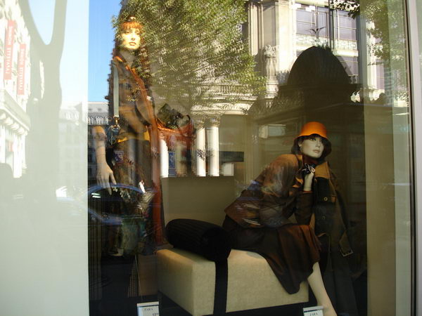 Window to set the streets of Paris