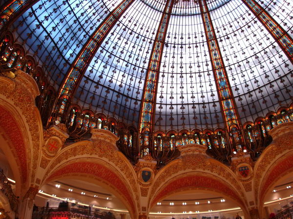 Design shoot real appreciation of the shop windows of Paris