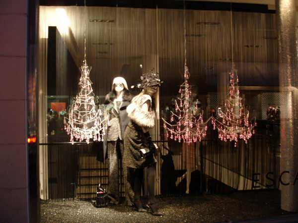 Window to set the streets of Paris