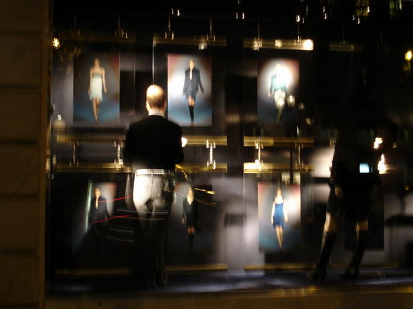 Window to set the streets of Paris