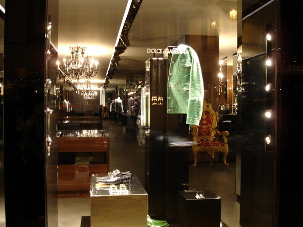 Window to set the streets of Paris