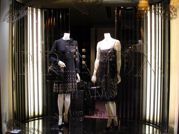 Window to set the streets of Paris